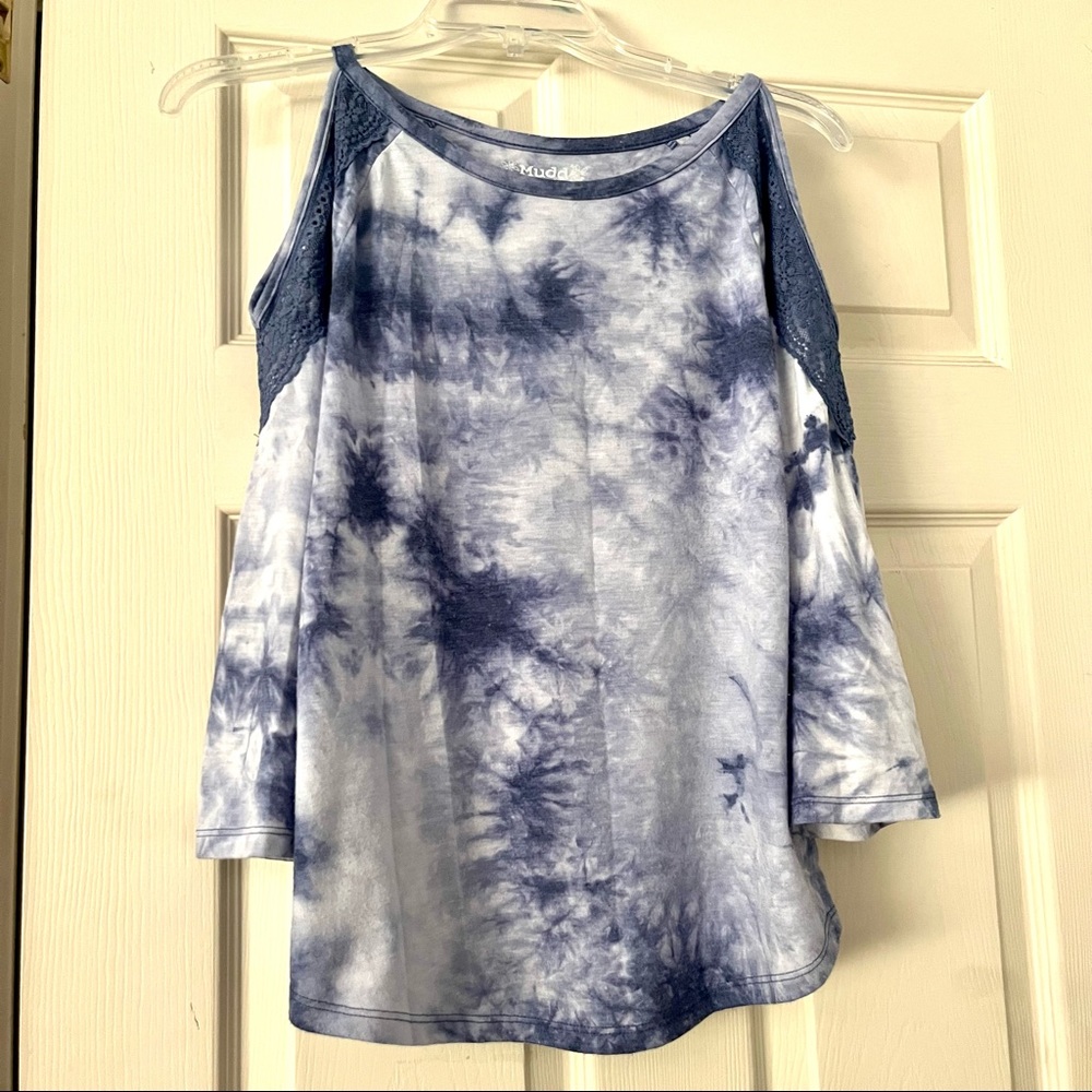 Blue tie-dye off-the-shoulder shirt with lace